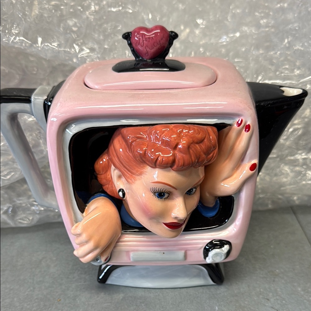 Lucille Ball  collectorsTV Teapot with perfect condition NIB